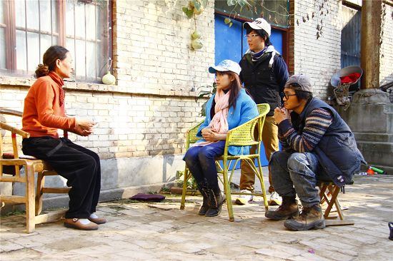 刘团长接受曹格李艺彤阿牛采访