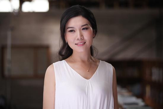 近日,总政歌舞团青年歌唱演员王雁与歌唱家阎维文共同演唱的《把爱给