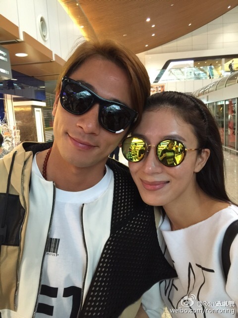 吴卓羲杨怡靠头自拍似情侣 女方直呼幸福