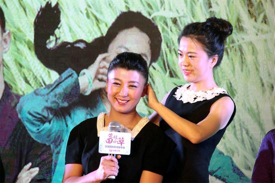 林傲雪为妈妈闫学晶梳头