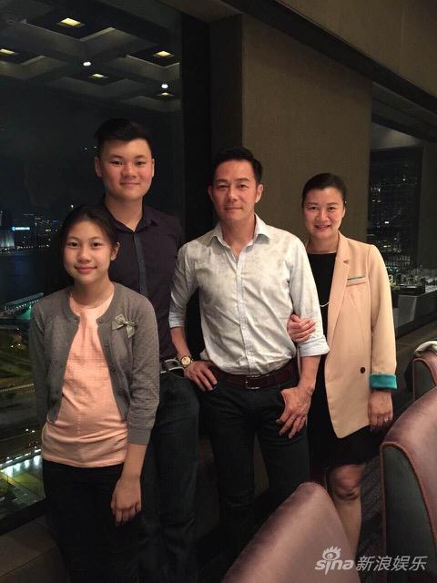 张兆辉全家福曝光 被太太夸赞好男人