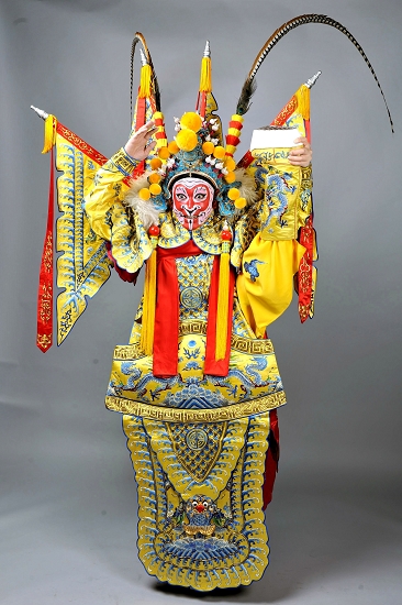 图为严庆谷扮相.郑法祥以1.8米的个头学猿猴的动作.