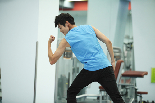 佟梦实与袁姗姗腹肌合照 不惧露肉三连拍