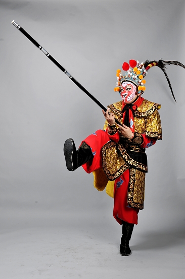 郑派悟空戏的“金箍棒”中间粗，两头细，形似擀面杖，高过头顶，所谓“齐眉为棍，过头为棒”，分量很沉。图为严庆谷扮相。