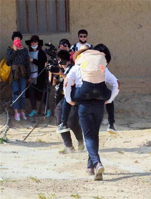 袁姗姗贪杯喝醉被佟大为扛走