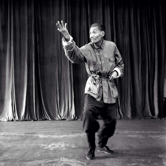 郑法祥以1.8米的个头学猿猴的动作.