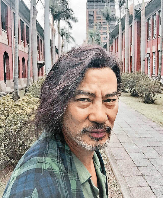 任达华台湾晨跑被狗咬:3个牙洞清晰可见