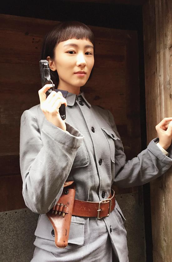 《双枪》沈雨饰演韩露《双枪》沈雨(中)沈雨(左)沈雨《双枪》剧照新浪