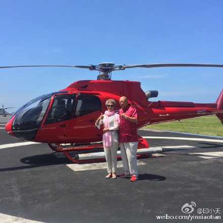 印小天父母在直升机前合影