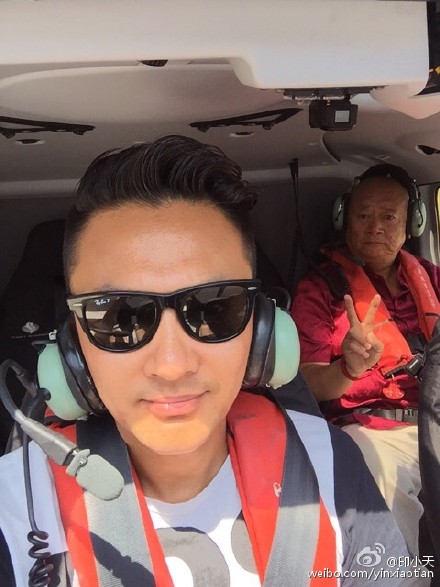 印小天带爸妈坐直升机
