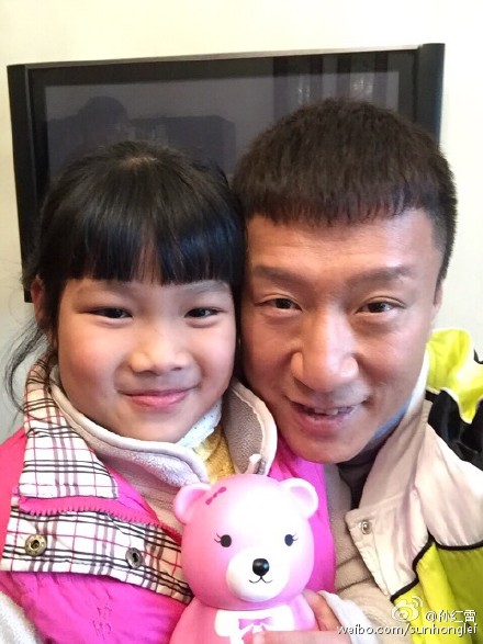 孙红雷与小女孩合影