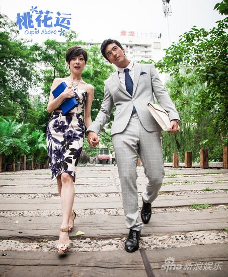 丹尼斯吴王汀浪漫牵手