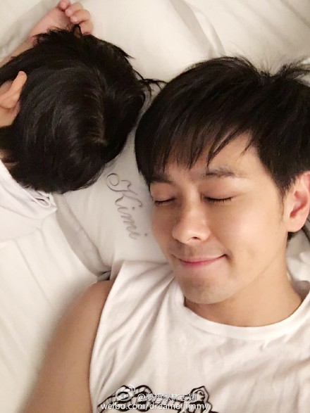 林志颖和kimi头靠头睡觉 父子合影超温馨