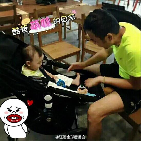 汪涵和小沐沐愉快玩耍