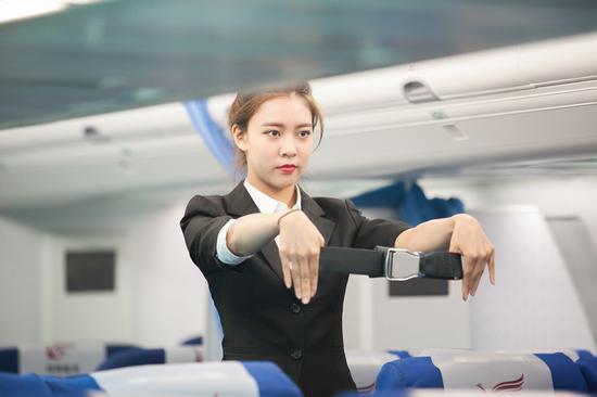 宋妍霏职业初体验 变身最俏空姐尽显机智