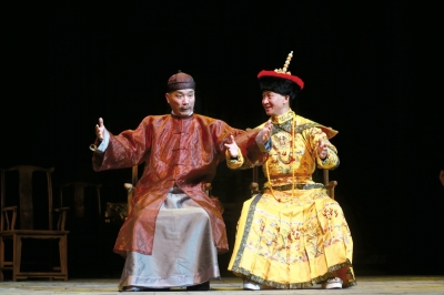 方旭饰演康有为，周杰饰演光绪帝。