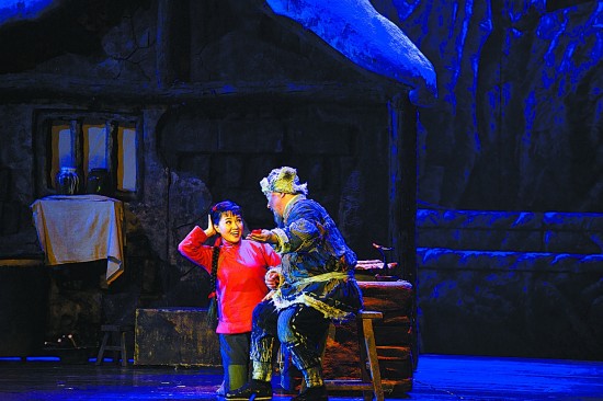 新版《白毛女》舞台精致，不见当年广场艺术的痕迹。