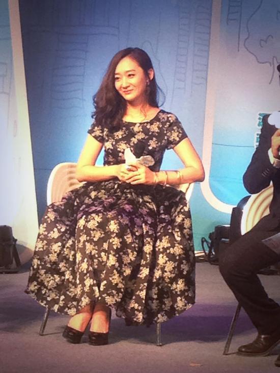 严艺丹亮相面包树首映献唱醉成伤