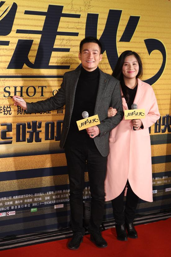 喻恩泰携妻子亮相红毯