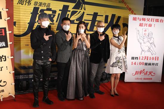 主创拍摄口罩版合影