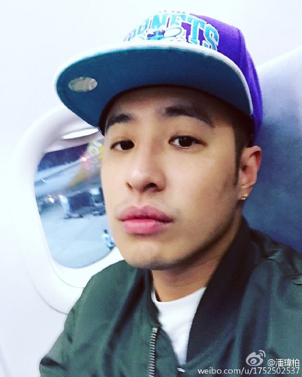 潘玮柏不惧晒丑照变长发黑人_手机新浪网