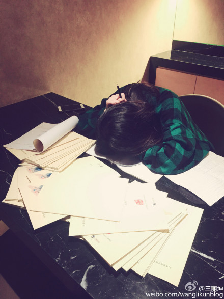 王丽坤困得趴在桌子上