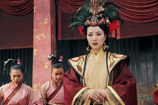 首次在古装大剧《芈月传》中饰演阴冷王后的姜宏波,因为一贯出色的