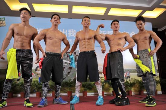 刘畊宏与教练团队脱衣秀肌肉
