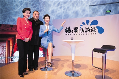 在“模拟演播室”展区，杨澜和老公吴征与“自己”合影