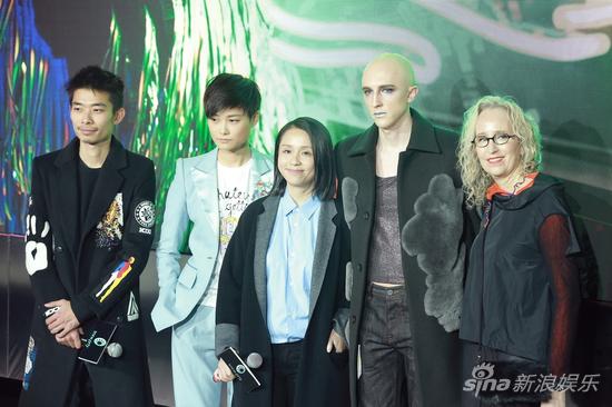 李宇春与设计师合影