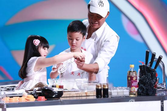 Angela对打蛋清跃跃欲试