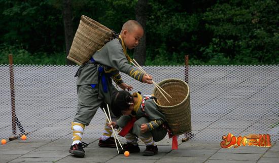 释小乐帮沄沄夹乒乓球