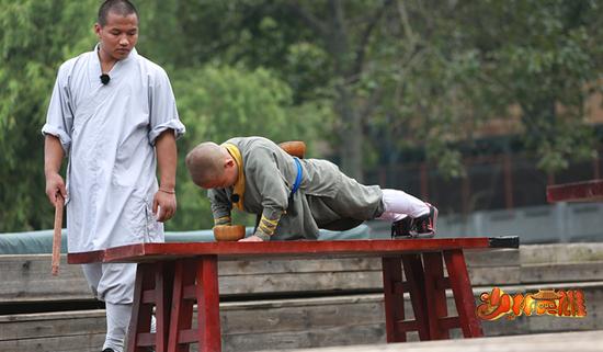 释小乐为了学习蛤蟆功练臂力