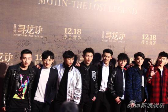 少年8人