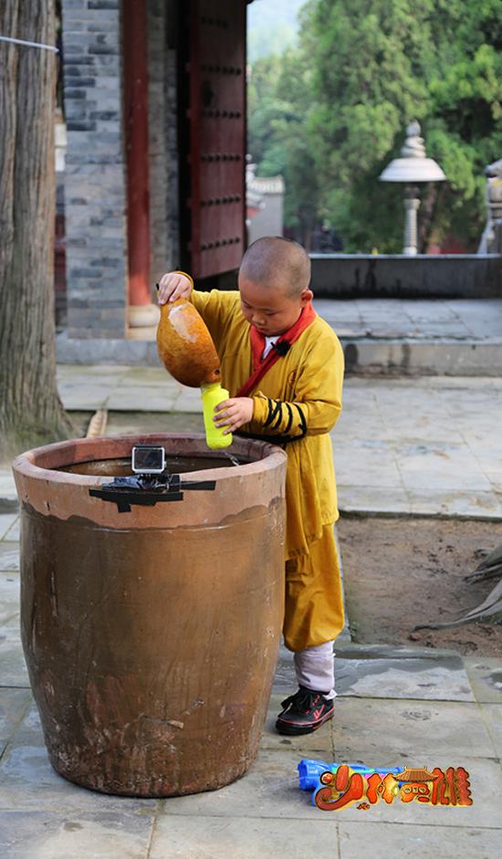释小乐挑水比赛，玩完棉花玩水枪