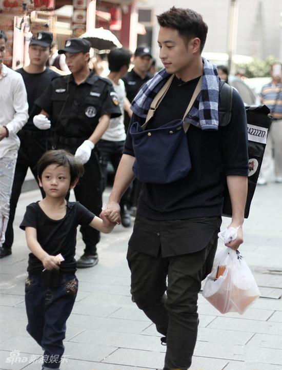 潘玮柏带儿子送外卖状况百出