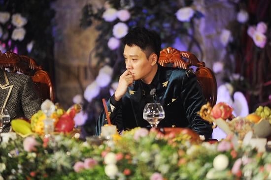 冯绍峰身穿西装