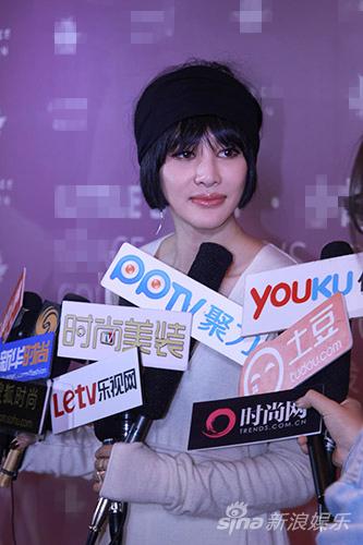 吴晓敏长裙亮相秀场缺席丈夫朴树演唱会