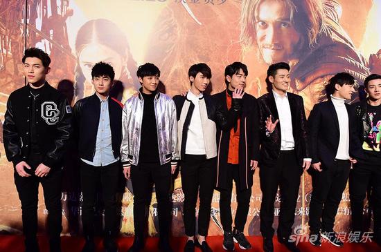 少年8人