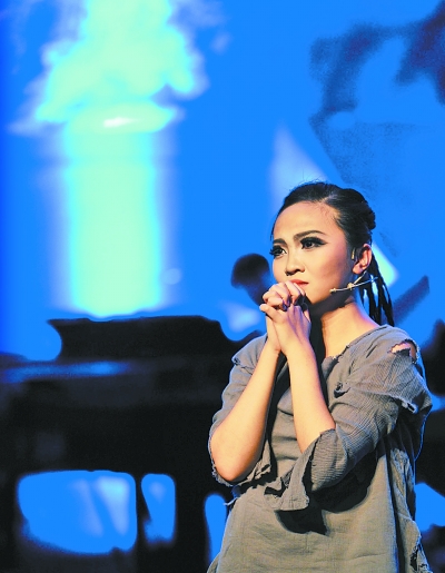 林妙可乞丐服演校园音乐剧 挑战边跳边唱