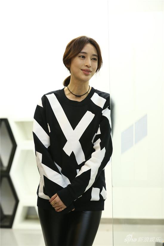 张俪休闲装亮相 不畏寒冬美丽冻人