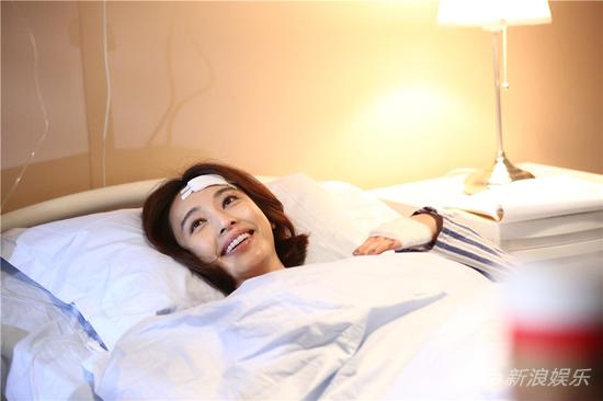 张俪“病号服”上身 不忘与媒体打趣