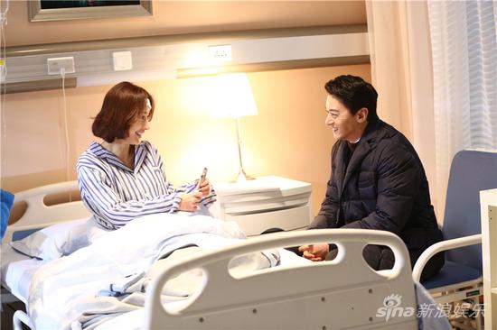 张俪与朱镇模用表情沟通感情