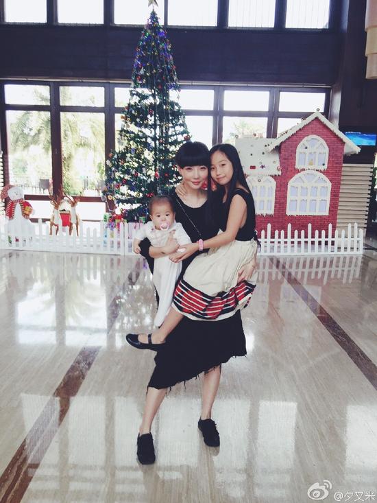 夕又米举起两娃臂力惊人