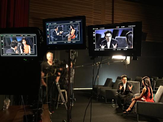 在"bad robot坏机器人工作室"专访《星球大战7:原力觉醒》导演j·j