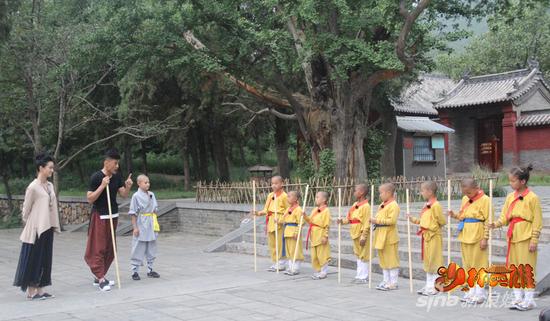 释小松首当师傅，教萌娃习武