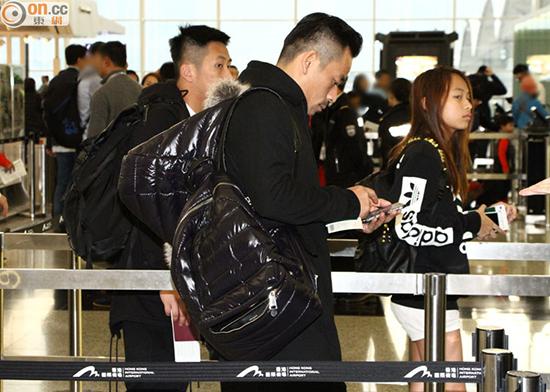 娱乐老板周焯华昨天早上近八时,与大儿子及大女儿现身机场去日本旅行