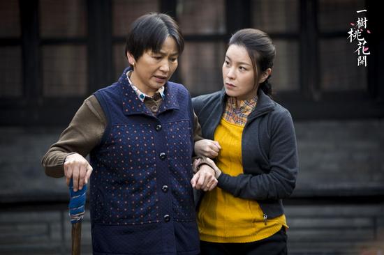 幺依田在《一树桃花开》中与影后艾丽娅对戏