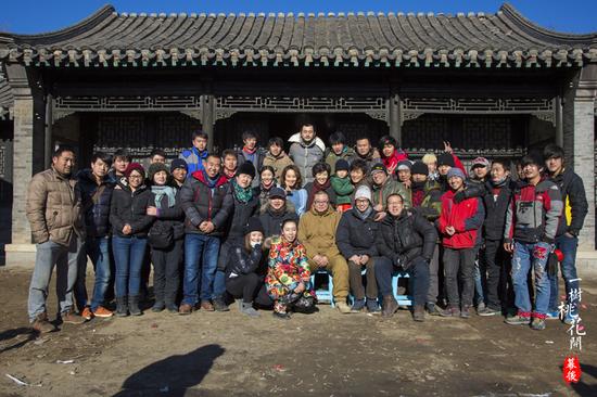 徐帆与剧组成员合影留念