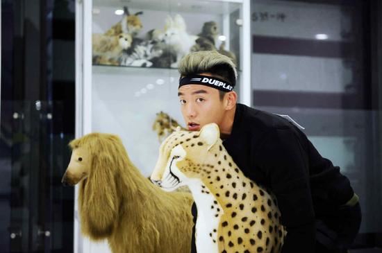 小猎豹郑恺化身骑士